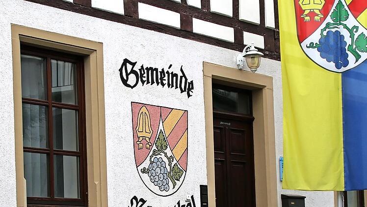 Im Ramsthaler Rathaus fiel zweimal die Entscheidung gegen die Halle. Die nächsten Sitzungen des Rats finden im Haus ErLebenskunst statt, da die Heizung im Winter weitestgehend kalt bleiben soll.