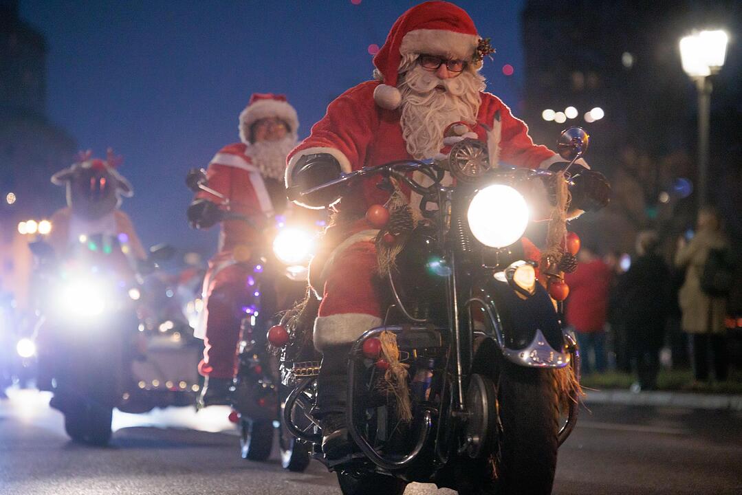 Weihnachtsm&auml;nner sind auf dem Motorrad unterwegs