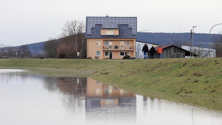 Wie der Main bei Kemmern waren die angeschwollenen Flüsse in der Region das Ziel von Schaulustigen und Spaziergängern über Weihnachten.   Alle Fotos: Michael Gründel