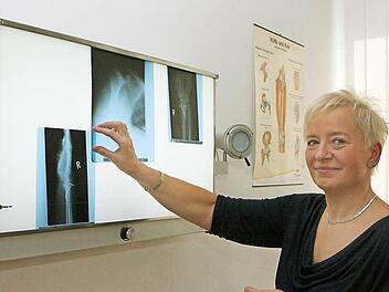 Unterstützt mit ihren Kolleginnen den neuen Leiter des MVZ: Angelika Ströber legt für Peter Hofmann schon mal die Röntgenaufnahmen eines Patienten auf die Lichttafel. Fotos: Thomas Heuchling