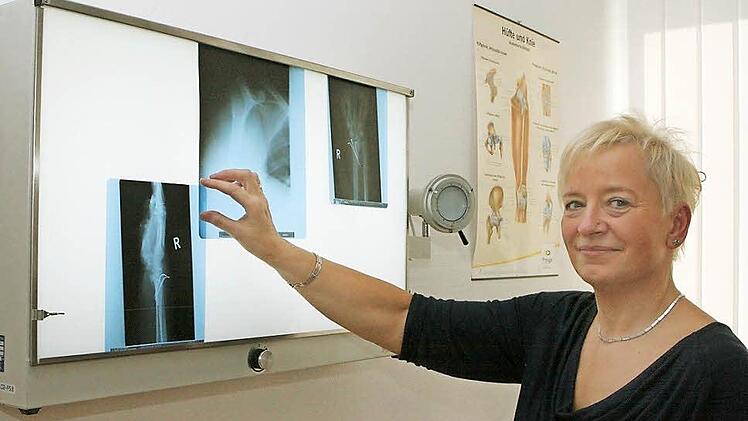 Unterstützt mit ihren Kolleginnen den neuen Leiter des MVZ: Angelika Ströber legt für Peter Hofmann schon mal die Röntgenaufnahmen eines Patienten auf die Lichttafel. Fotos: Thomas Heuchling