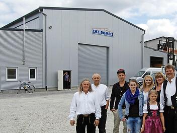 Firmeninhaber Alexander Romeis (42, von rechts) mit Ehefrau Monika und den Töchtern Megan, Jacqueline und Vivian sowie dem Auszubildenden Robin Kneier und den beiden Zimmerermeistern Peter Seidl und Rainer Winter (links) vor der neuen Abbundhalle. Foto: S. v. Dobschütz