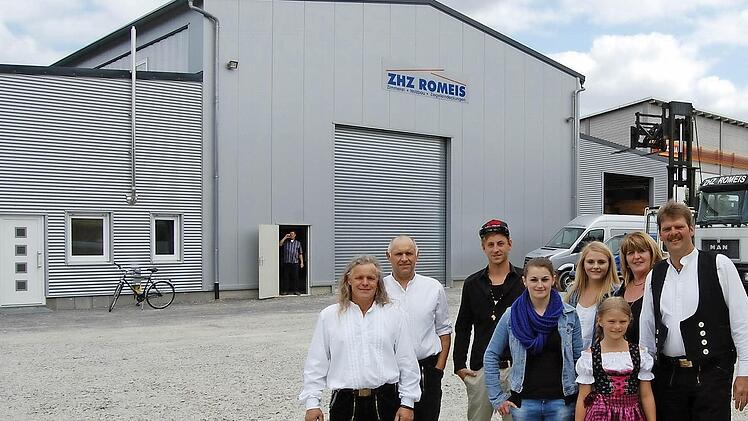 Firmeninhaber Alexander Romeis (42, von rechts) mit Ehefrau Monika und den Töchtern Megan, Jacqueline und Vivian sowie dem Auszubildenden Robin Kneier und den beiden Zimmerermeistern Peter Seidl und Rainer Winter (links) vor der neuen Abbundhalle. Foto: S. v. Dobschütz