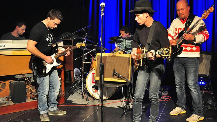 Die Band "Dirty Wires" mit den vier Musikern um Frontman Volker Hotzelmann (Gitarre, Gesang) überzeugte in der Besetzung mit Hammondorgel, zwei E-Gitarren, E-Bass/ Kontrabass sowie Schlagzeug.