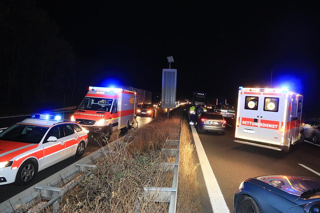 Lkw durchbricht Mittelschutzplanke auf A73