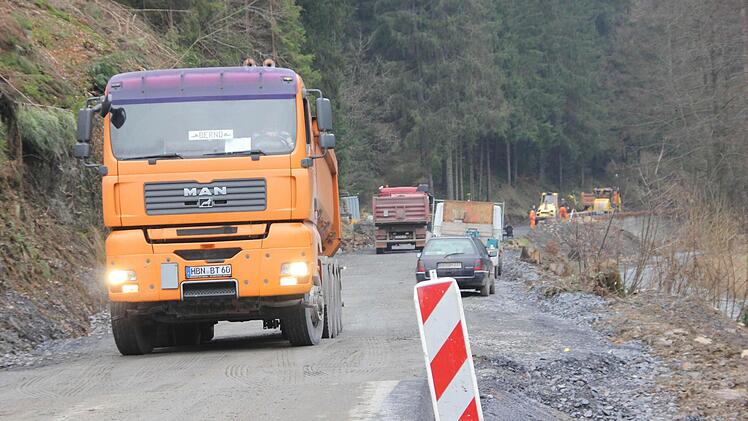 Im Fünfminutentakt kommen die Laster mit Schotter.  Foto: Friedwald Schedel