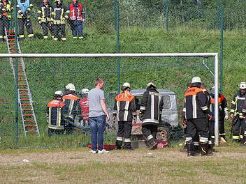 Der Platzwart des ATS Kulmbach stürzte mit diesem Auto eine Böschung hinunter. Er wurde in dem Fahrzeug eingeklemmt. Fotos: Jochen Nützel
