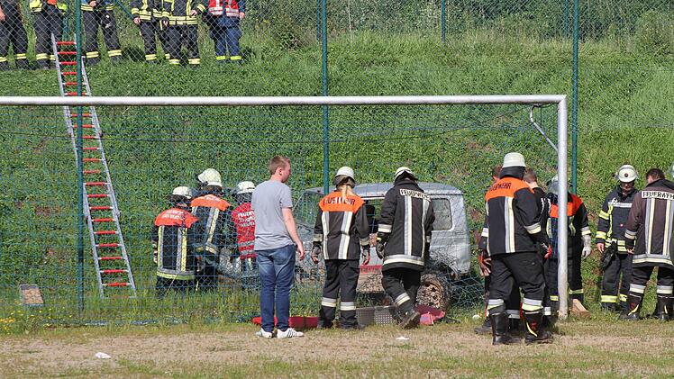 Der Platzwart des ATS Kulmbach stürzte mit diesem Auto eine Böschung hinunter. Er wurde in dem Fahrzeug eingeklemmt. Fotos: Jochen Nützel