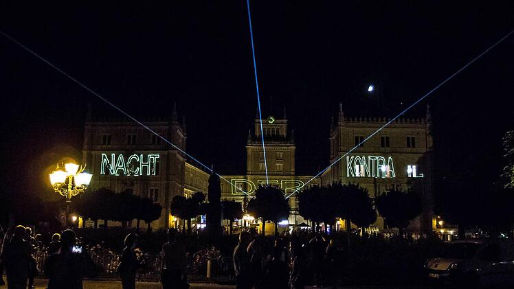 "Nacht der Kontraste": Lichtspiele zauberten das Motto der Coburger Museumsnacht auf die Fassade von Schloss EhrenburgFoto: Jochen Berger