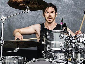 Drummer Kai Tschierschky in seinem Element beim Summer Breeze Open Air in Dinkelsbühl  Foto: Privat