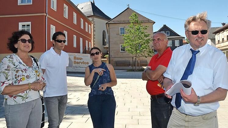 Die Ortskernsanierung und Marktplatzgestaltung in Rothenkirchen fanden Anerkennung und Lob bei den Architekten (von links) Marion Resch-Heckel, Matthias Dümer und Daniela Strasinsky sowie Günter Schubert (SVR-Vorsitzender) und Bürgermeister Hans Pietz. Foto: Karl-Heinz Hofmann