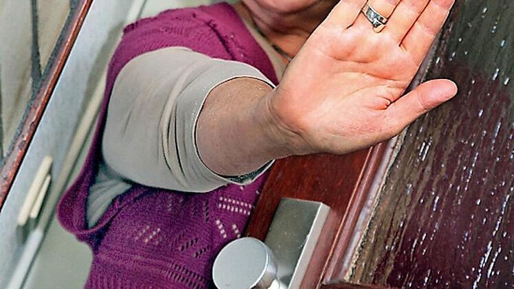 Eine Rentnerin ist in Gostenhof, Nürnberg von zwei Männern beraubt und bewusstlos geschlagen worden. Die Polizei sucht nun dringend nach Augenzeugen. (Symbolfoto: imago/Niehoff)