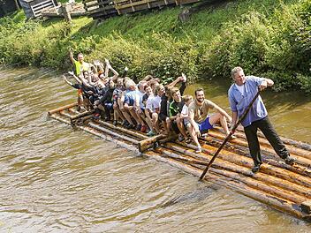 Ein Heidenspaß ist die Floßfahrt auf der Wilden Rodach.  Foto: Archiv/Matthias Hoch