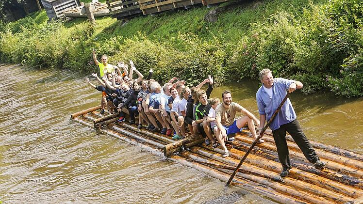 Ein Heidenspaß ist die Floßfahrt auf der Wilden Rodach.  Foto: Archiv/Matthias Hoch