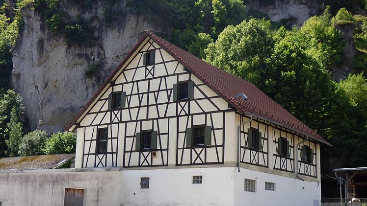 In die historische "Magerscheune" in Pottenstein, früheres KZ-Außenlager von Flossenbürg,  soll nach 2020 die Geschäftsstelle des Naturparkvereins einziehen. Foto: Thomas Weichert