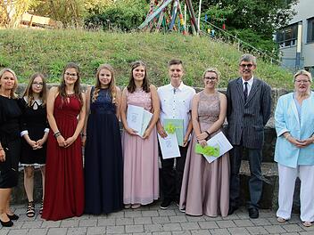Die besten Abschlussschüler wurden der Freiherr-von-Lutz-Mittelschule ausgezeichnet (von links: Lehrerin Jessica Gabold, Solvey Roth, Isabel Bieber, Lilly Bayer, Julia Straub, Max Markert und Anna Lippert, Michael Kübert und Rektorin Ursula Freiherrin von und zu der Tann. Dieter Britz