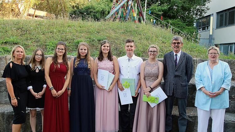 Die besten Abschlussschüler wurden der Freiherr-von-Lutz-Mittelschule ausgezeichnet (von links: Lehrerin Jessica Gabold, Solvey Roth, Isabel Bieber, Lilly Bayer, Julia Straub, Max Markert und Anna Lippert, Michael Kübert und Rektorin Ursula Freiherrin von und zu der Tann. Dieter Britz