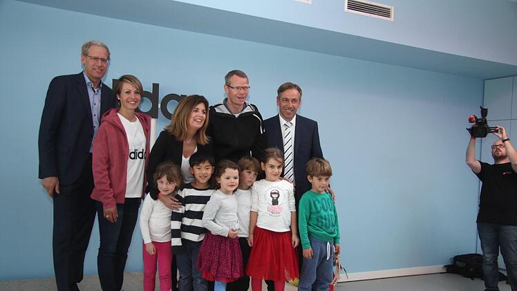 Die Teilnehmer der Talkrunde mit Kindern