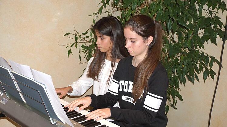 Eszter und Timea Gál mit "Marcia á la turca" von Wolfgang Amadeus MozartRichard  Sänger