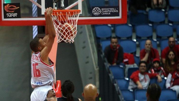 Der 20-jährige Louis Olinde stopft den Ball vor den Augen des 36-jährigen NBA-Veteranen Amar'e Stoudemire in den Jerusalemer Korb. Der Bamberger überzeugte mit zehn Punkten, zwei Rebounds und guter Verteidigungsleistung.  Foto: Basketball-Champions-League