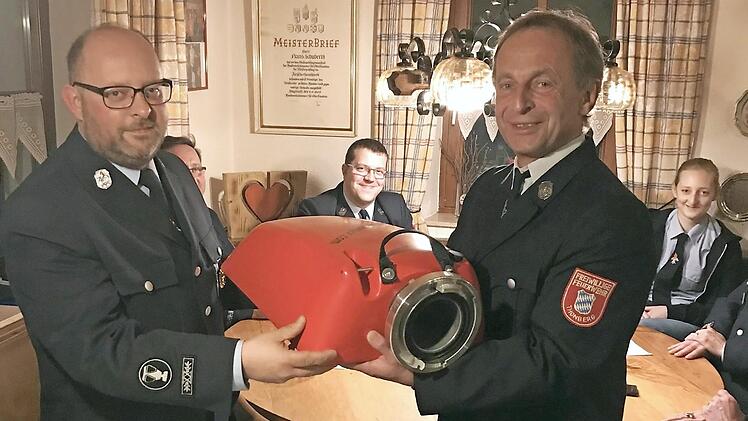 Vorsitzender Gerhard Popp (rechts) übergab bei der Hauptversammlung der Feuerwehr Thonberg einen Schwimmsauger an den Kommandanten Manfred Sünkel. Foto: Feuerwehr Thonberg