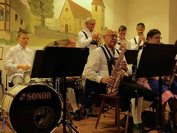 Die Klingenthaler Musikanten spielten auf.  Fotos: Gerd Schaar