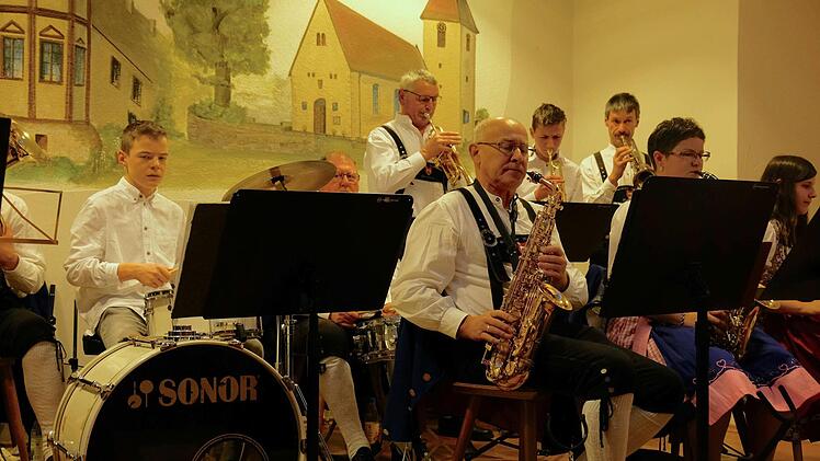 Die Klingenthaler Musikanten spielten auf.  Fotos: Gerd Schaar