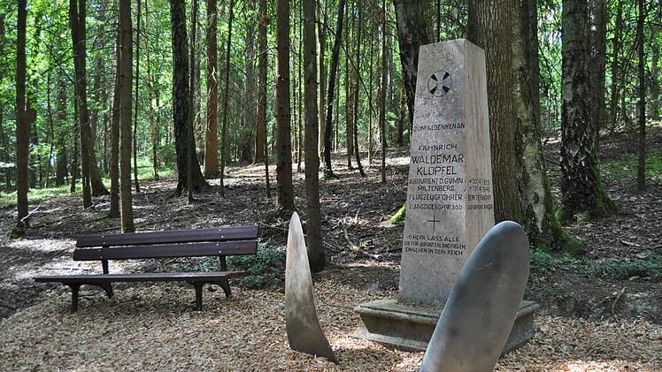 Das erneuerte Fliegergrab: Die Mainrother pflegen seit 1945 die Gedenkstätte für den Absturz eines jungen Fähnrichs in den letzten Kriegstagen. Foto: Ingrid Kohles