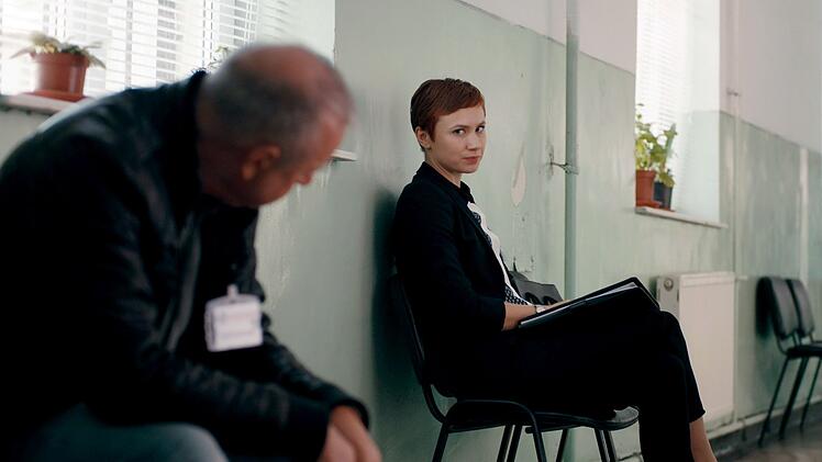 Immer wieder ger&auml;t Hans (Joachim Kr&oacute;l) mit der jungen Anw&auml;ltin der Holzfirma, Katja Sch&ouml;ne (Alina Levshin), aneinander.