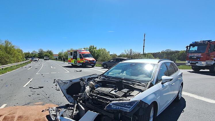 Pflastersteine auf Stra&szlig;e geschleudert - schwerer Unfall mit Anh&auml;nger