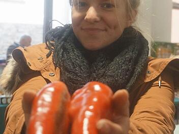 Gemüse und Obst aus biologischem Anbau von Landwirt Hans Pfülb  aus Fuchsstadt präsentiert Katrischa Pfülb beim   Bauernmarkt.   Foto: Gerd Schaar