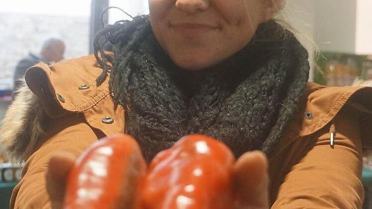 Gemüse und Obst aus biologischem Anbau von Landwirt Hans Pfülb  aus Fuchsstadt präsentiert Katrischa Pfülb beim   Bauernmarkt.   Foto: Gerd Schaar