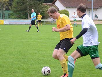 Den Möhrendorfern (gelbe Trikots) schwirrte die Kerwa wohl zu sehr im Kopf herum, denn erst nach der Pause stimmte der Einsatz. Da war es aber schon zu spät. Foto: herzopress