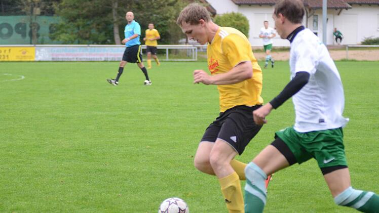 Den Möhrendorfern (gelbe Trikots) schwirrte die Kerwa wohl zu sehr im Kopf herum, denn erst nach der Pause stimmte der Einsatz. Da war es aber schon zu spät. Foto: herzopress