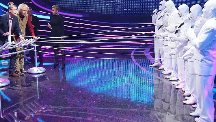 ... bis die "Voca-People" fehlerfrei den Refrain von "Marmor, Stein und Eisen bricht" singen. Fotos: RTL / Stefan Gregorowius