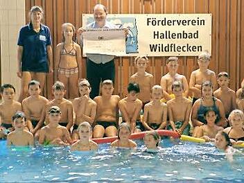 Das Foto zeigt von links: Heike Bauer (Hallenbadverein), Bodo Wachsmann (CSU) und Bademeister Martin Voigt und Kinder.  Foto: Helmut Raab