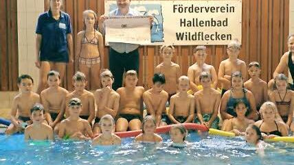Das Foto zeigt von links: Heike Bauer (Hallenbadverein), Bodo Wachsmann (CSU) und Bademeister Martin Voigt und Kinder.  Foto: Helmut Raab