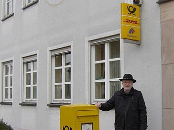 Altbürgermeister Erwin Zeiß steht vor der Postagentur mit Postbank. Die Bank wird geschlossen, weil sich Bürgermeister Wolfgang Rast nicht strafbar machen will. Fotos: Petra Malbrich