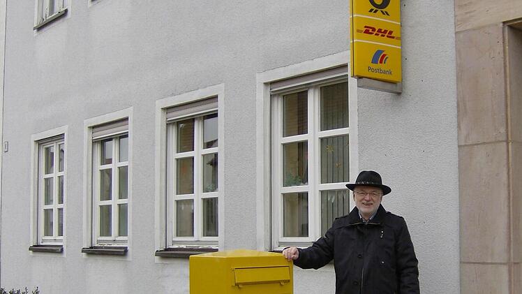 Altbürgermeister Erwin Zeiß steht vor der Postagentur mit Postbank. Die Bank wird geschlossen, weil sich Bürgermeister Wolfgang Rast nicht strafbar machen will. Fotos: Petra Malbrich
