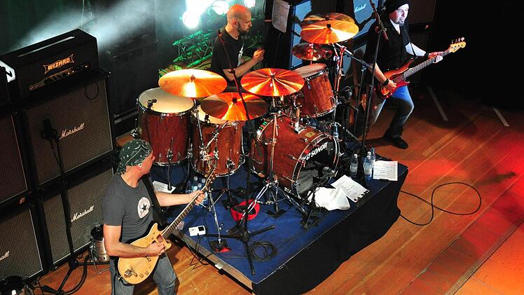 Für den authentischen Groove bei Barock sorgen (von links) Rhythmusgitarrist Patrick Caramagno, Schlagzeuger Erwin Rieder und Bassist Baba Hail. Foto: Langer