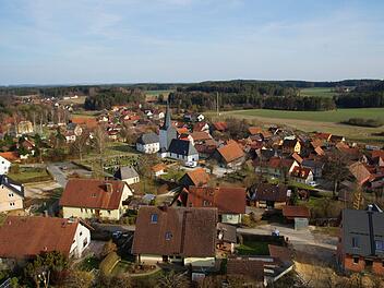Von Wald und Wiesen eingerahmt: Steinfeld auf dem Jura Foto: Christoph Kunzelmann
