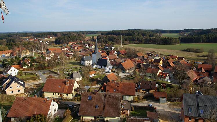 Von Wald und Wiesen eingerahmt: Steinfeld auf dem Jura Foto: Christoph Kunzelmann