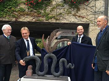 Bei der Enthüllung der Cranach-Schlange (von links): Club-Präsident Reimund Schuberth, Bürgermeister Wolfgang Beiergrößlein, Vizepräsident Christian Zeuß und Künstler Claus Tittmann Foto: Corinna Igler