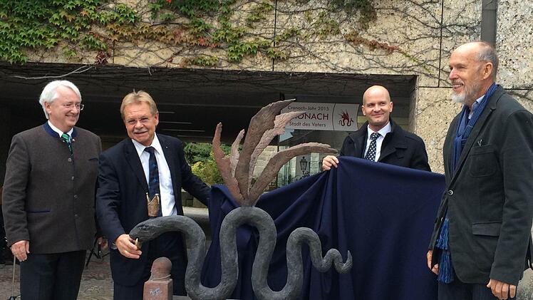 Bei der Enthüllung der Cranach-Schlange (von links): Club-Präsident Reimund Schuberth, Bürgermeister Wolfgang Beiergrößlein, Vizepräsident Christian Zeuß und Künstler Claus Tittmann Foto: Corinna Igler
