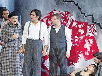 Bohème nach dem Krieg: (v. l.) Daniel Dropulja (Schaunard), Michaela Maria Mayer (Musetta), Levent Bakirci (Marcello), Nicolai Karnolsky (Colline), Hrachuhí Bassénz (Mimì), Ilker Arcayürek (Rodolfo) Foto: Jutta Missbach