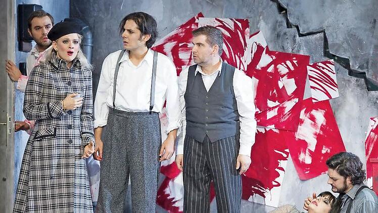 Bohème nach dem Krieg: (v. l.) Daniel Dropulja (Schaunard), Michaela Maria Mayer (Musetta), Levent Bakirci (Marcello), Nicolai Karnolsky (Colline), Hrachuhí Bassénz (Mimì), Ilker Arcayürek (Rodolfo) Foto: Jutta Missbach