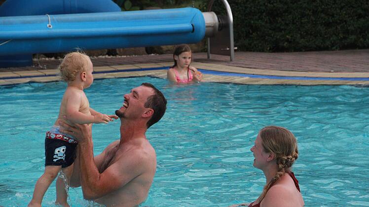 Im vierten Teil unserer Sommer-Serie geht es für die Schwimmbad-Tester ins benachbarte Bad Brückenau. Dort will die fünfköpfige Familie genau wissen, wie gut es sich in der Therme planschen lässt. Foto: Carmen Schmitt