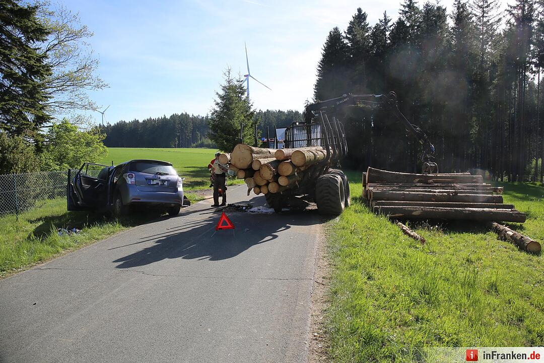 Kreis Hof: Auto kracht auf Holztransporter – Mutter und ihre zwei Kinder schwer verletzt