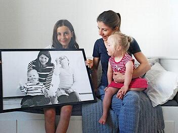 Weil der Papa unter der Woche in Frankfurt arbeitet, zeigt das Foto nur die glücklichen Mädels: Lisa mit ihren Töchtern Emba und Maja. Foto: nel