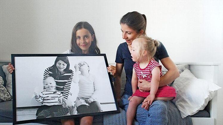 Weil der Papa unter der Woche in Frankfurt arbeitet, zeigt das Foto nur die glücklichen Mädels: Lisa mit ihren Töchtern Emba und Maja. Foto: nel